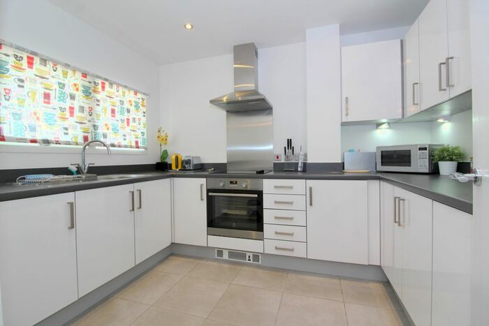 2 Bedroom Flat To Rent In Kidwells Close, Maidenhead, SL6