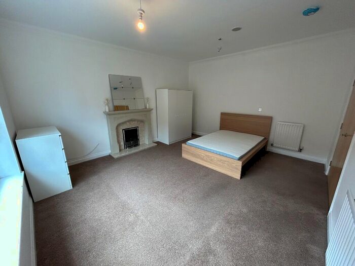 6 Bedroom House Of Multiple Occupation To Rent In Featherstone Grove, Newcastle Upon Tyne, NE3