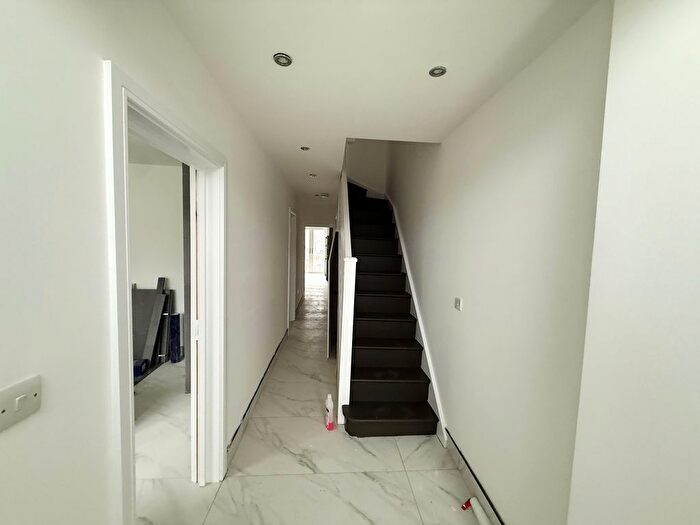 5 Bedroom Semi Detached House To Rent In Lothian Avenue, Hayes, UB4