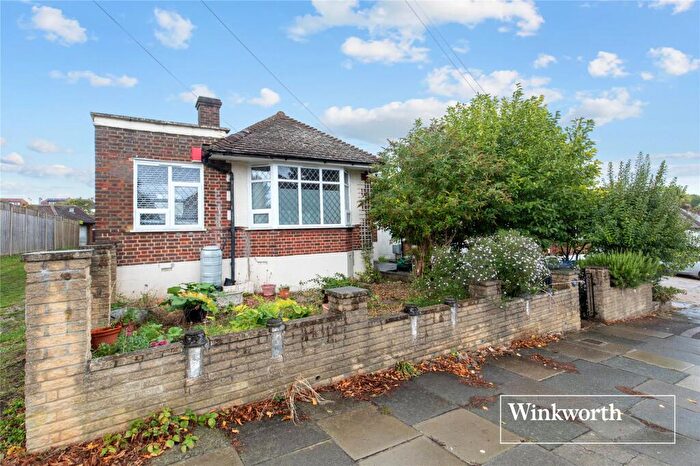 2 Bedroom Bungalow For Sale In Woodfall Avenue, High Barnet, EN5