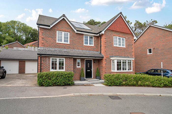 4 Bedroom House For Sale In Walton Close, Alton, Hampshire, GU34