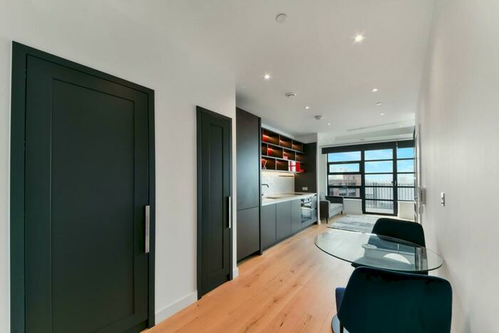 Apartment To Rent In Defoe House, London City Island, London, E14