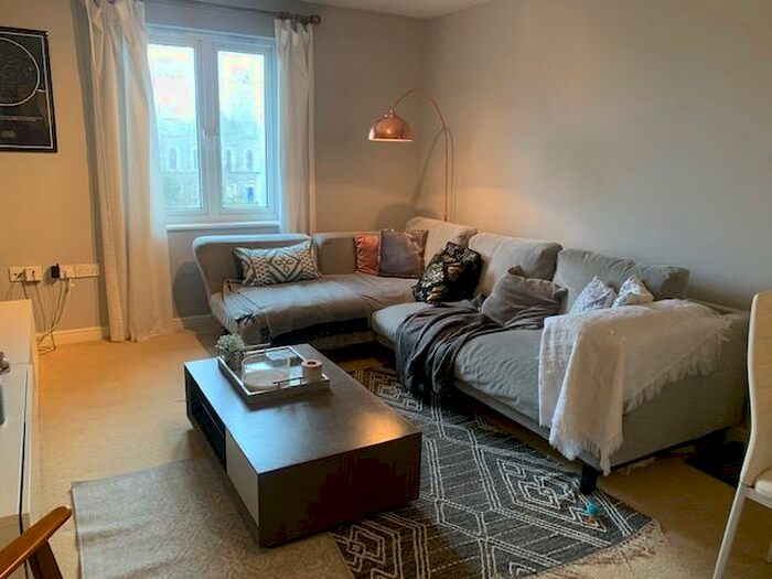 2 Bedroom Apartment To Rent In Vellacott Close, Cardiff, CF10