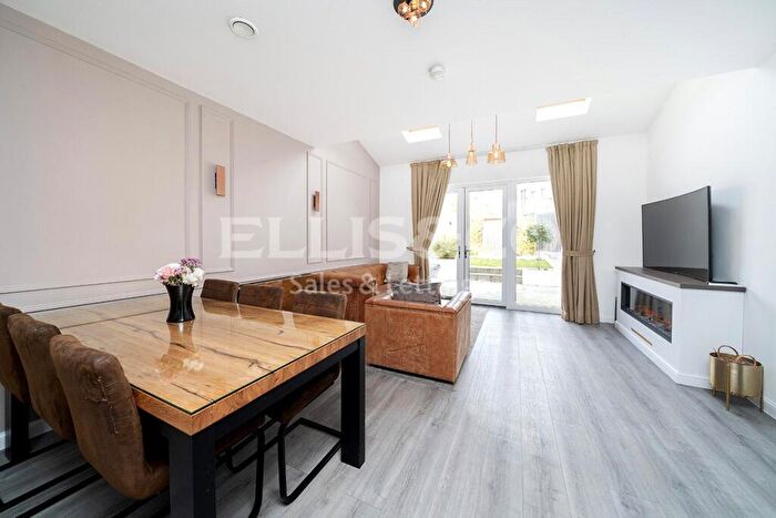 3 Bedroom End Of Terrace House For Sale In Edgecumbe Avenue, London, NW9