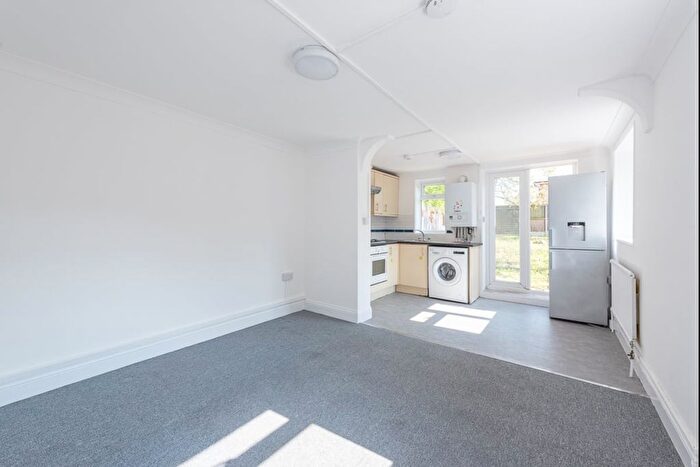 1 Bedroom Flat To Rent In Buckleigh Road, London, SW16