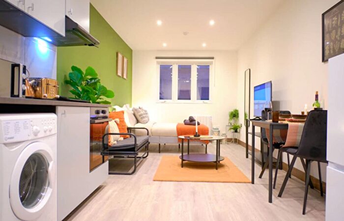 1 Bedroom Studio To Rent In Woodstock Rd, London, NW11