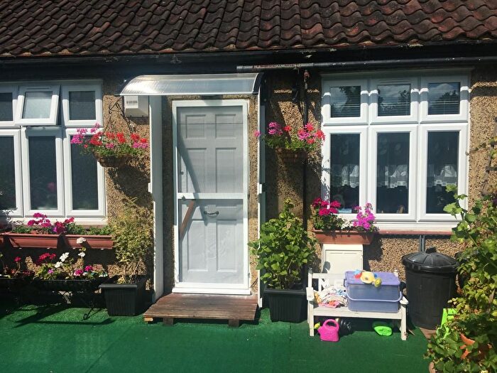 2 Bedroom Flat To Rent In Central Road, Worcester Park, KT4