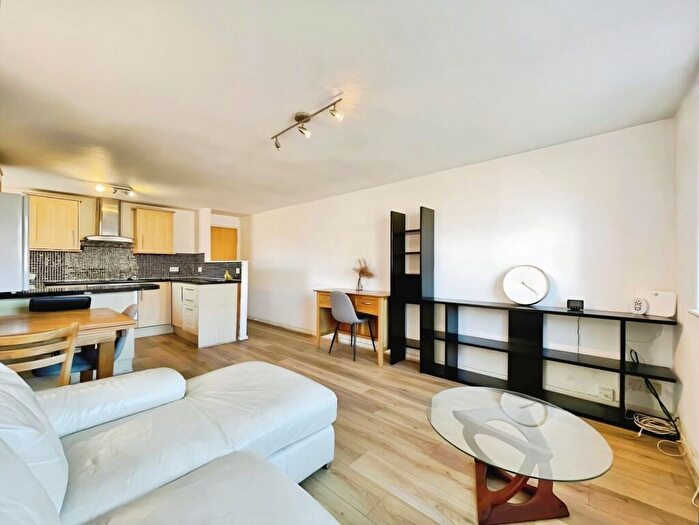 2 Bedroom Flat To Rent In Dock House, Navigation Walk, Leeds, LS10