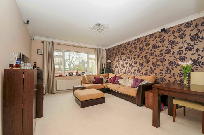 2 Bedroom Flat To Rent In Stratton Court, Shortlands, BR2