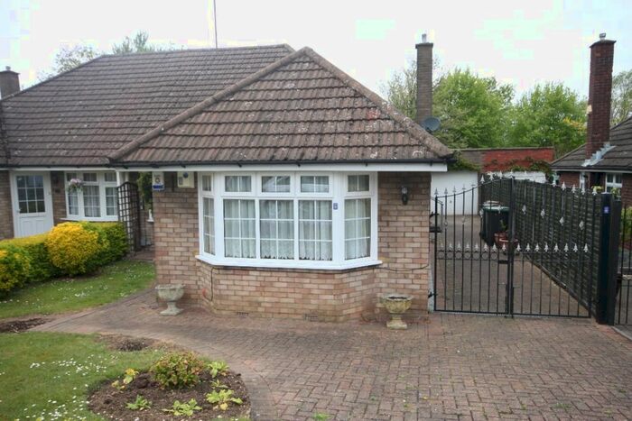 3 Bedroom Bungalow To Rent In Bunyan Close, Luton, LU3