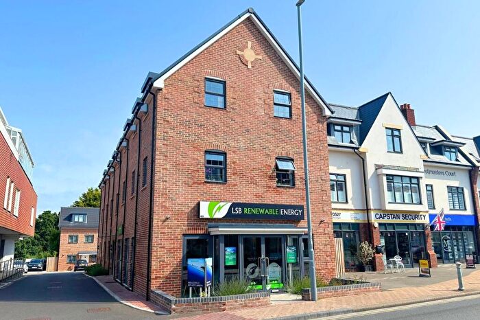 2 Bedroom Flat To Rent In Lymington Road, Highcliffe, Dorset., BH23