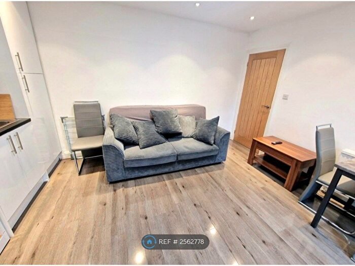 2 Bedroom Flat To Rent In Queens Road, London, SW19