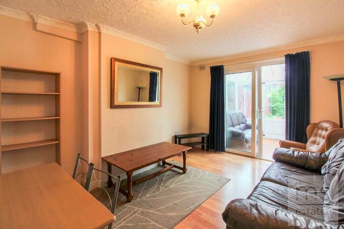 4 Bedroom Semi-Detached House To Rent In Rolleston Drive, Lenton, Nottingham, NG7