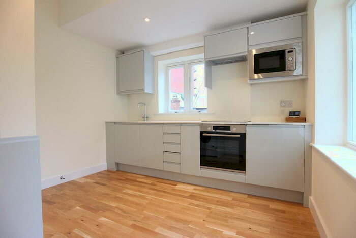 1 Bedroom Flat To Rent In New Zealand Avenue, KT12