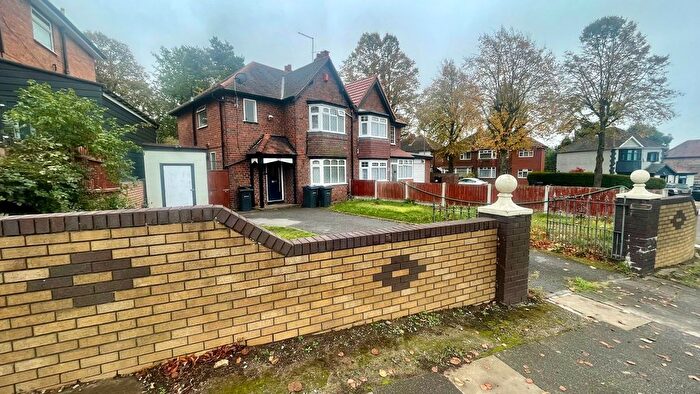 3 Bedroom Semi-detached House For Sale In Kingstanding Road, Birmingham, B44