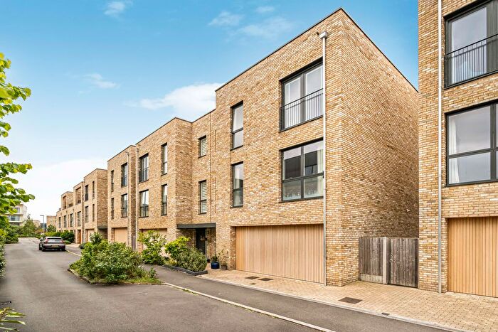 4 Bedroom Semi-Detached House To Rent In Hawkey Road, Trumpinton, CB2
