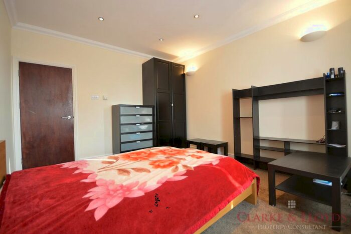 Studio To Rent In High Road, Goodmayes, Ilford, IG3