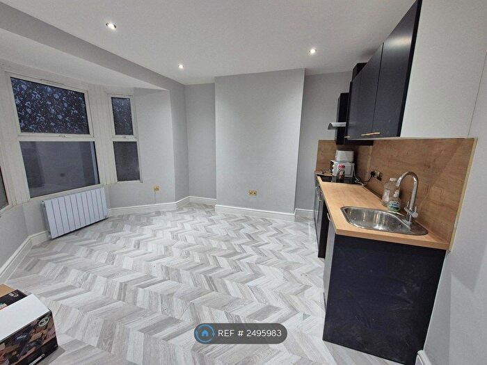 2 Bedroom Flat To Rent In Turners Hill, London, E15