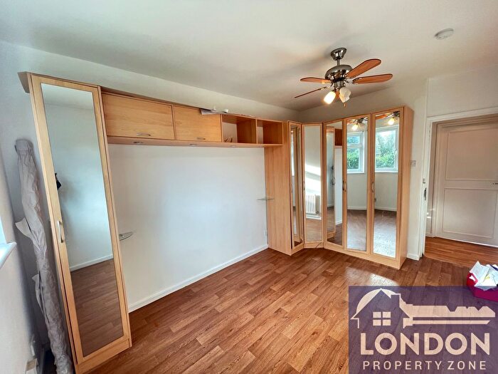 3 Bedroom Flat To Rent In Pearscroft Road, Fulham, London, SW6