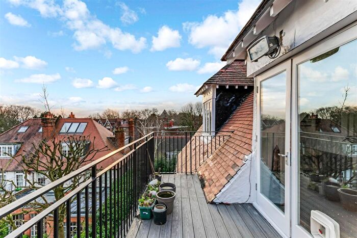 3 Bedroom Flat For Sale In Lyndhurst Road, Hampstead, London, NW3