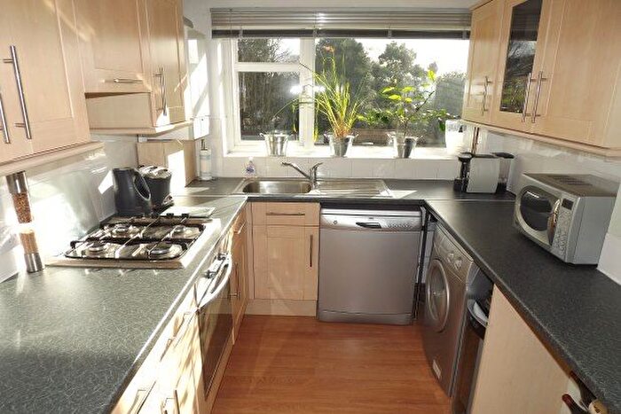 2 Bedroom Flat To Rent In Lyndhurst Court, Sutton, SM2