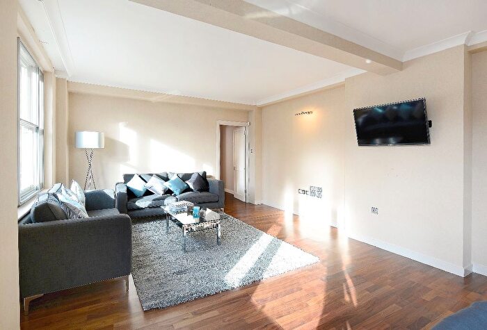 3 Bedroom Flat To Rent In Hill Street, London, W1J
