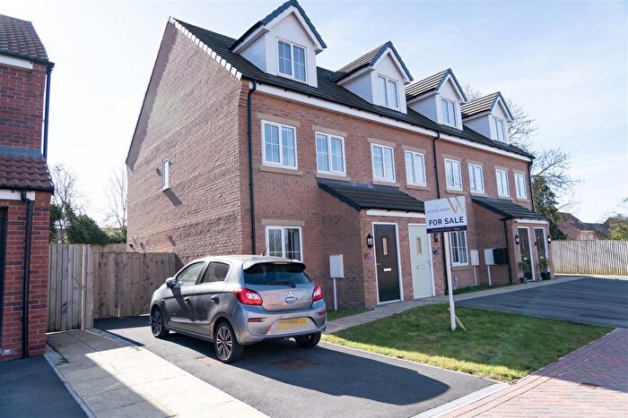 3 Bedroom Town House For Sale In Almond Avenue, Barlborough, Chesterfield, S43