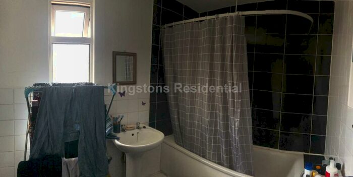 3 Bedroom Apartment To Rent In Albany Road, Roath, CF24