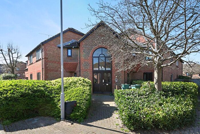 1 Bedroom Flat For Sale In Sopwith Close, Kingston Upon Thames, KT2
