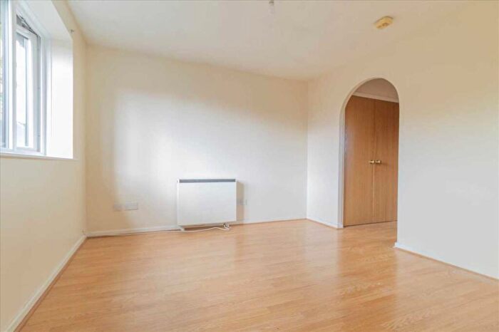 1 Bedroom Apartment To Rent In Woodpecker Way, Northampton, NN4