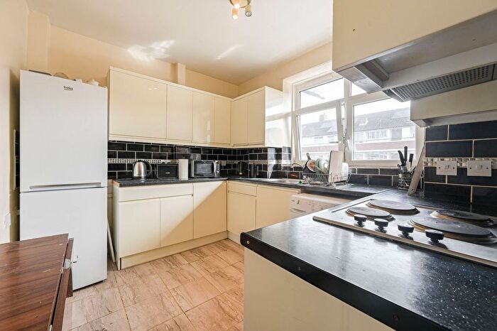 3 Bedroom Flat To Rent In Blackwall Lane, Greenwich, London, SE10