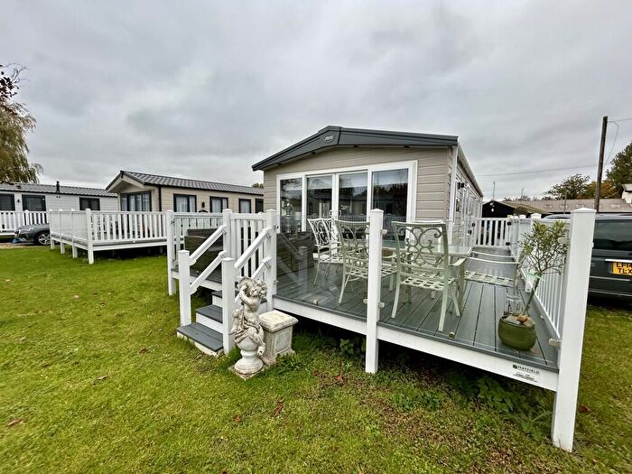 2 Bedroom Mobile Home For Sale In Essex Road, Hoddesdon, EN11
