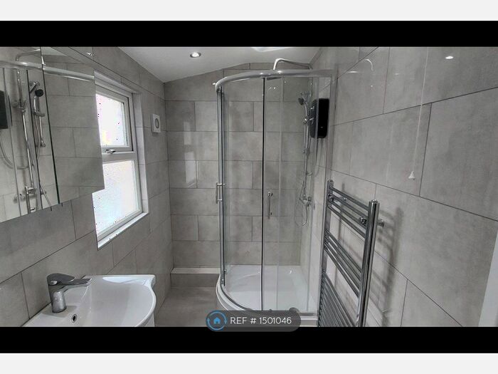 3 Bedroom Flat To Rent In Brightwell Crescent, London, SW17