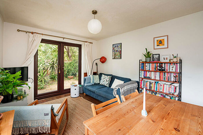 1 Bedroom Apartment To Rent In Graces Mews, London, SE5