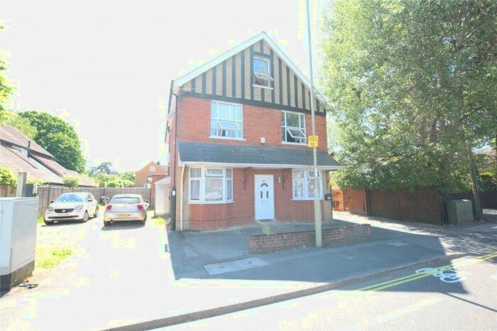 2 Bedroom Flat To Rent In Kings Road, Fleet, GU51