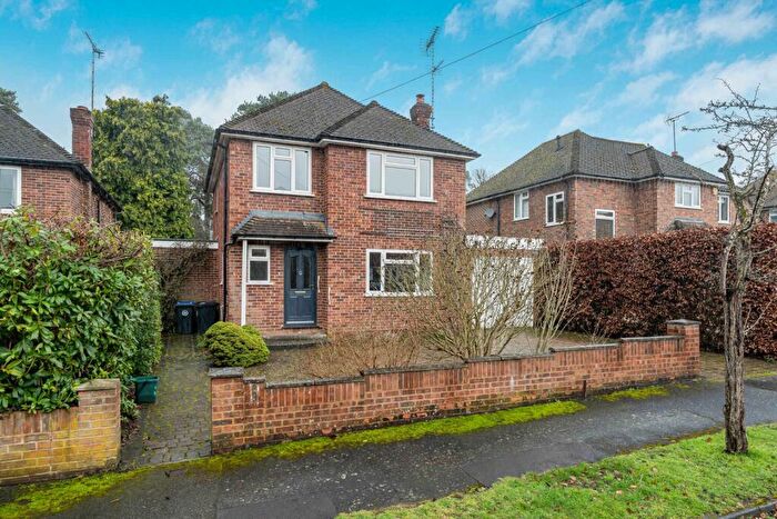 3 Bedroom Detached House For Sale In Lynwood Close, Woking, Surrey, GU21