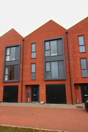 4 Bedroom Town House To Rent In Somerset Close, Derby DE22