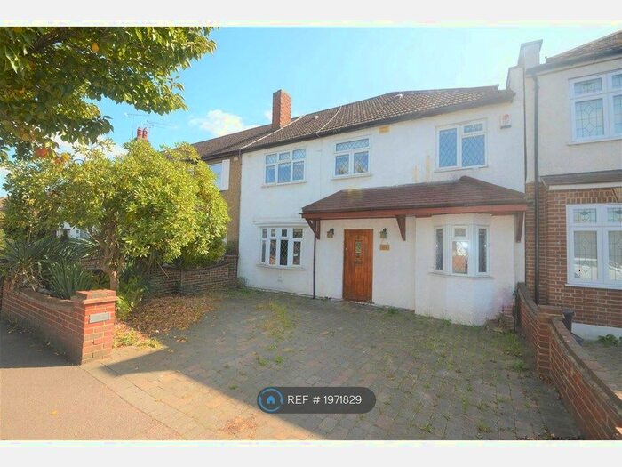 4 Bedroom Semi-Detached House To Rent In Ashbourne Avenue, London, E18