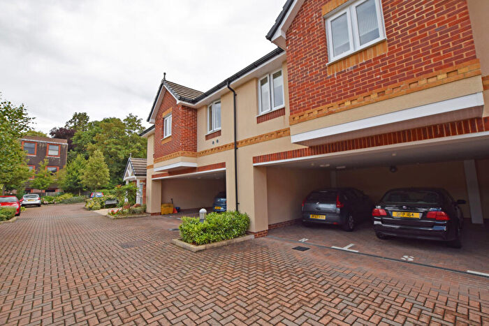 1 Bedroom Apartment For Sale In Clover Leaf Court, Ackender Road, Alton, Hampshire, GU34