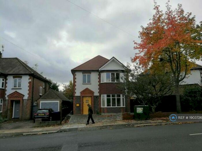 3 Bedroom Detached House To Rent In Lullington Garth, London, N12