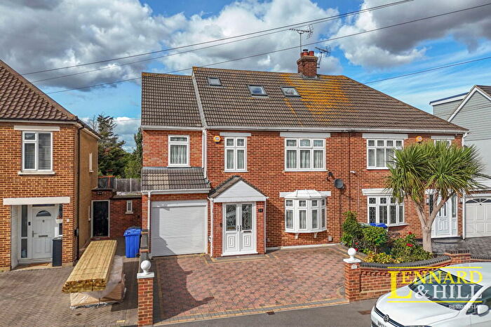 6 Bedroom Semi-Detached House For Sale In Leasway, Stifford Clays, RM16