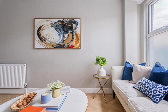 2 Bedroom House For Sale In Parish Lane, London, SE20