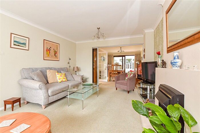 4 Bedroom Link Detached House For Sale In Beacon Walk, Tenterden, Kent, TN30