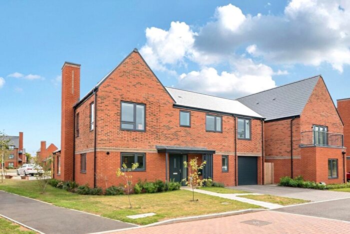 4 Bedroom Detached House For Sale In Hornbeam Way, Godalming, GU7