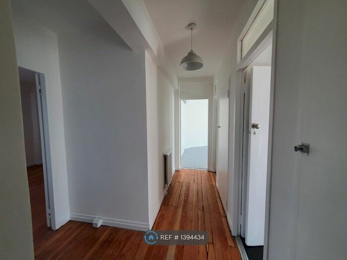 2 Bedroom Flat To Rent In Streatleigh Court, London, SW16