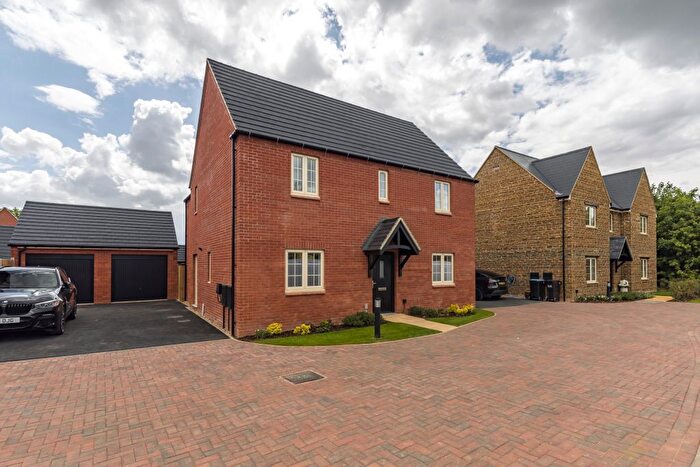4 Bedroom Detached House For Sale In Waters Lane, Banbury, OX17