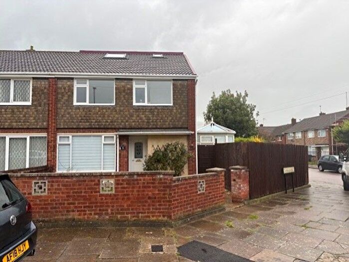 4 Bedroom Semi-Detached House To Rent In Angus Close, Luton, LU4