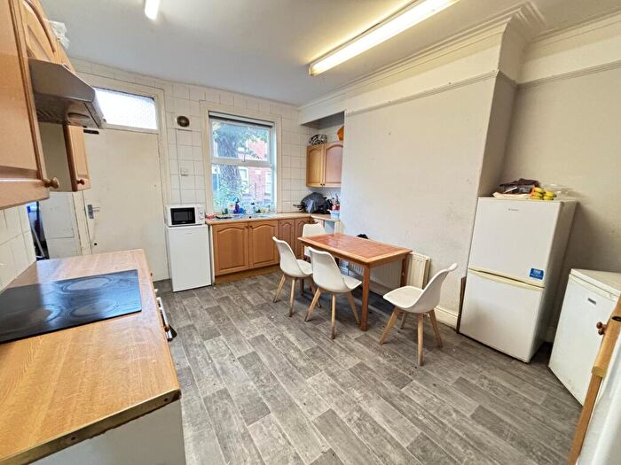 5 Bedroom House To Rent In Hessle Avenue, Leeds, LS6