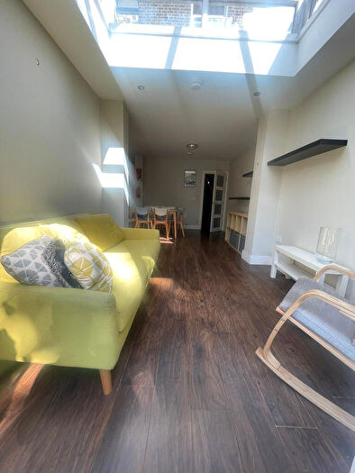 3 Bedroom Flat To Rent In Bright And Spacious Double Bedroom Flat With Garden On Rectory Rd, Stoke Newington, N16