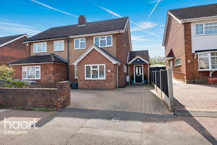 4 Bedroom Semi-Detached House For Sale In Roberts Road, Basildon, SS15